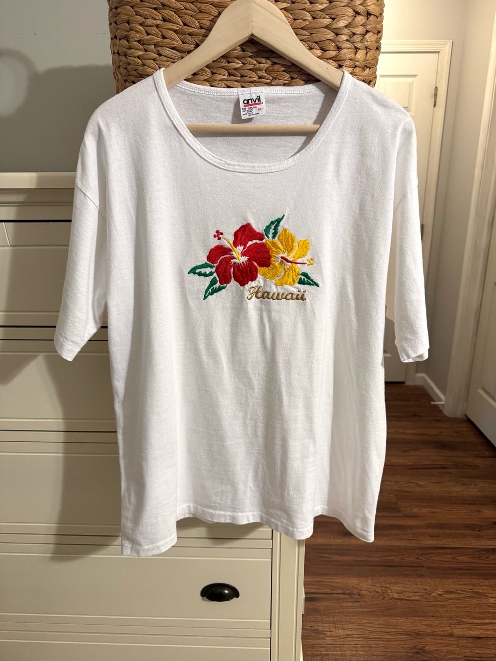 Anvil Hawaii Embroidered Hibiscus White Graphic T-Shirt Women’s XL
